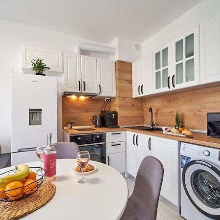 Cozy Apartment With Balcony On The Black Sea- Part Of The Family 'Vicki Apart Varna Exteriör bild