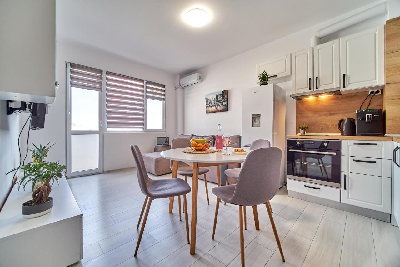 Cozy Apartment With Balcony On The Black Sea- Part Of The Family 'Vicki Apart Varna Exteriör bild