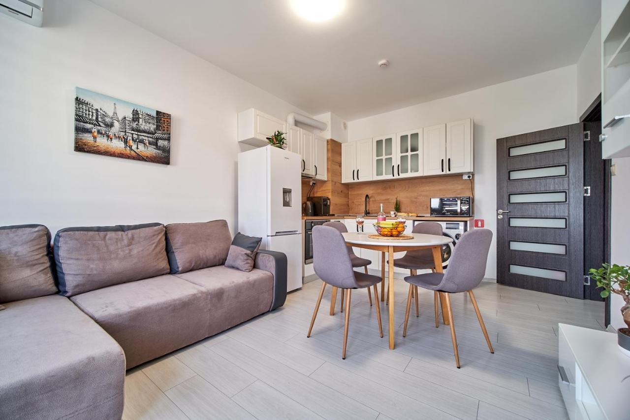 Cozy Apartment With Balcony On The Black Sea- Part Of The Family 'Vicki Apart Varna Exteriör bild