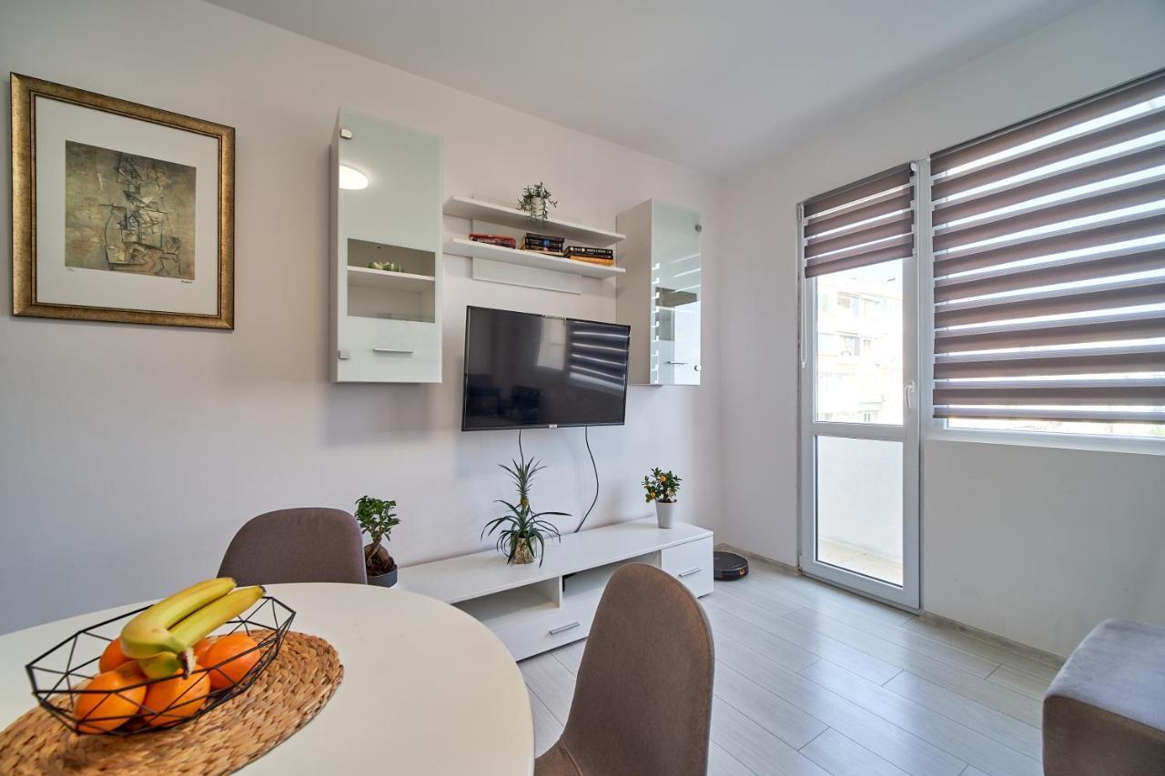 Cozy Apartment With Balcony On The Black Sea- Part Of The Family 'Vicki Apart Varna Exteriör bild