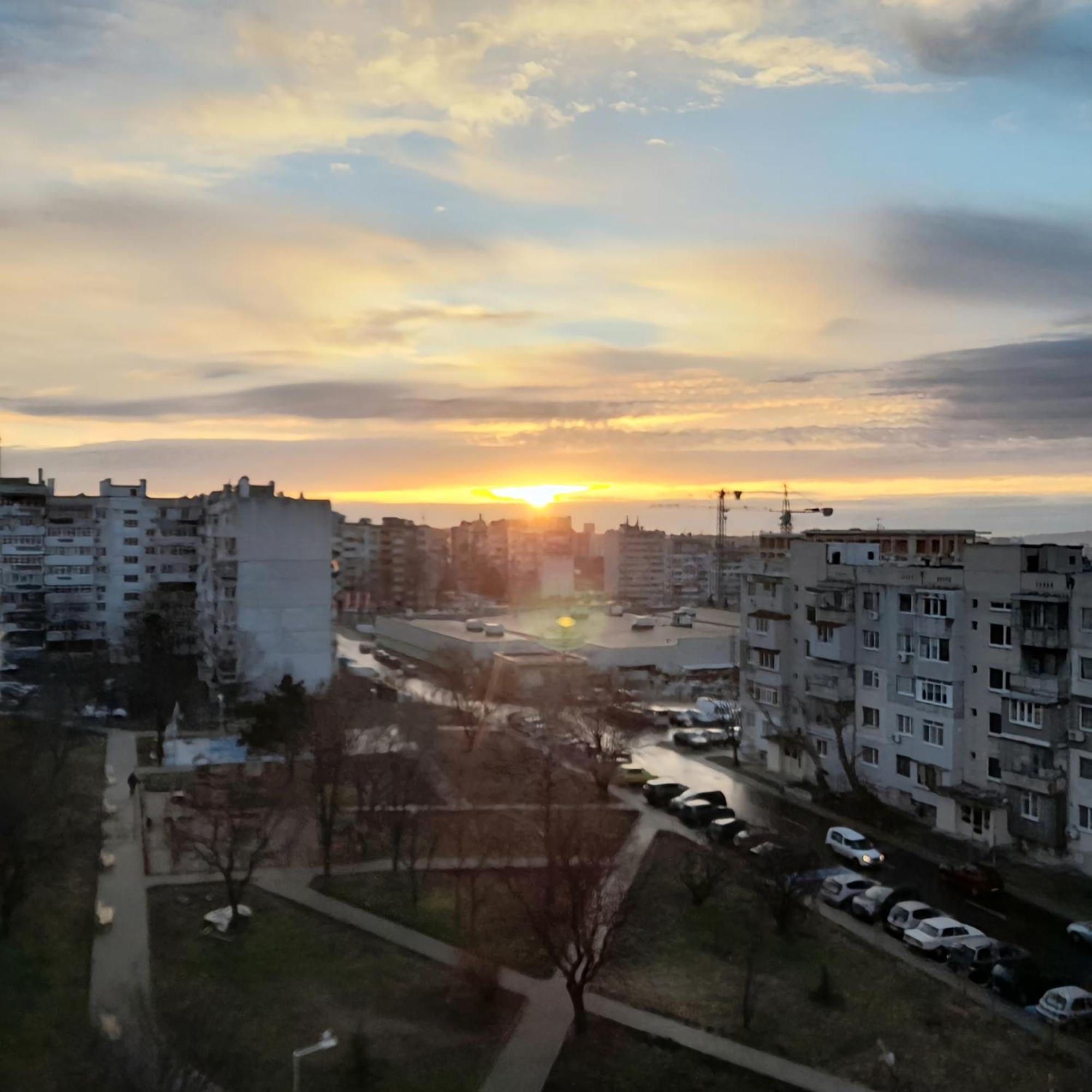 Cozy Apartment With Balcony On The Black Sea- Part Of The Family 'Vicki Apart Varna Exteriör bild